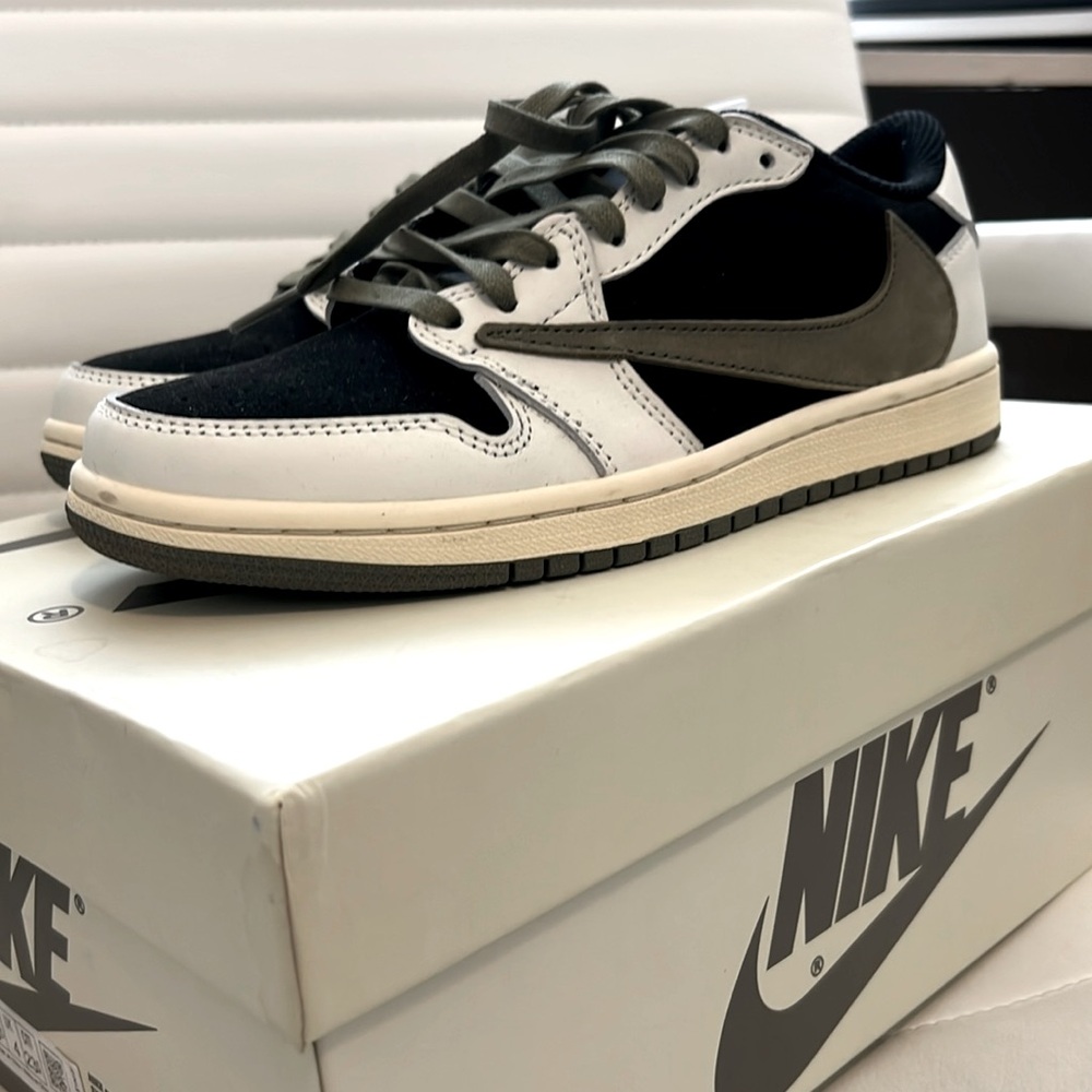 Selling Air Jordan 1 low - used only once- great condition